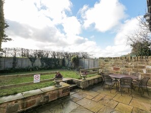 Outdoor dining - Airy Hill Old Farmhouse, Whitby (Whitby)
