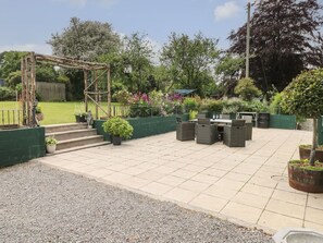 Outdoor dining - Nash Lodge, Pembroke (Pembroke Dock)