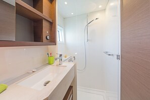 Shower - Sun-Kissed Sailing Adventure in Islas Sarónicas (Alimos)