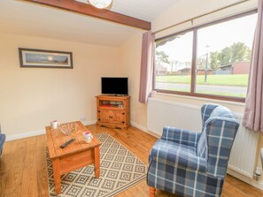 Living area - Charming Orchid Lodge Retreat (Saltburn-by-the-Sea)