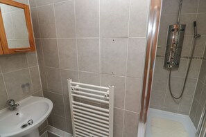 Shower - Horseshoe Cottage in Cornwall. (Newquay)