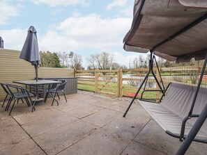 Outdoor dining - Willow Cottage, Barrow-Upon-Humber (Barrow-upon-Humber)