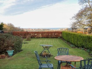 Outdoor dining - APARTMENT 4, WiFi, Sneaton ref 991604 (Whitby)