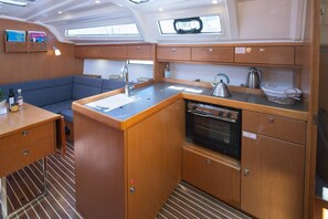 Private kitchen - Sun-Kissed Sailing Adventure in the Ionian Islands, Lefkada (Lefkada)
