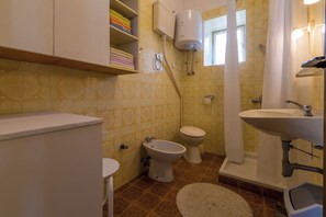 Regadera, toallas, jabón, papel de baño 