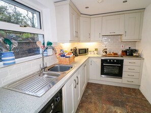 Dishwasher, highchair - Woodleigh Cottage Retreat in Ballycastle (Ballycastle)