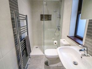 Shower - Woodleigh Cottage Retreat in Ballycastle (Ballycastle)