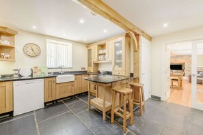 Dishwasher, highchair - Ysgubor Uchaf, Newcastle Emlyn (Newcastle Emlyn)