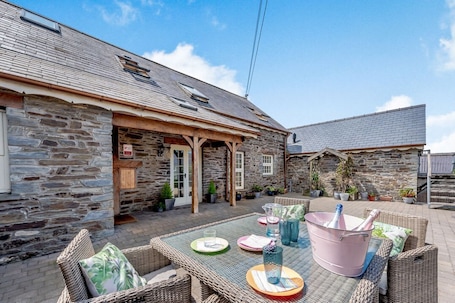 Outdoor dining. Ysgubor Uchaf, Newcastle Emlyn