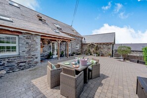 Outdoor dining - Ysgubor Uchaf, Newcastle Emlyn (Newcastle Emlyn)