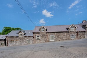 Exterior - Ysgubor Uchaf, Newcastle Emlyn (Newcastle Emlyn)