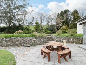 Outdoor dining - Charming Higher Kernick Farm Retreat (Launceston)