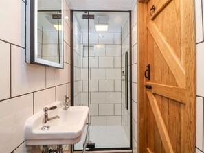 Shower - Fishermen's Cottage, in Devon. (Chulmleigh)