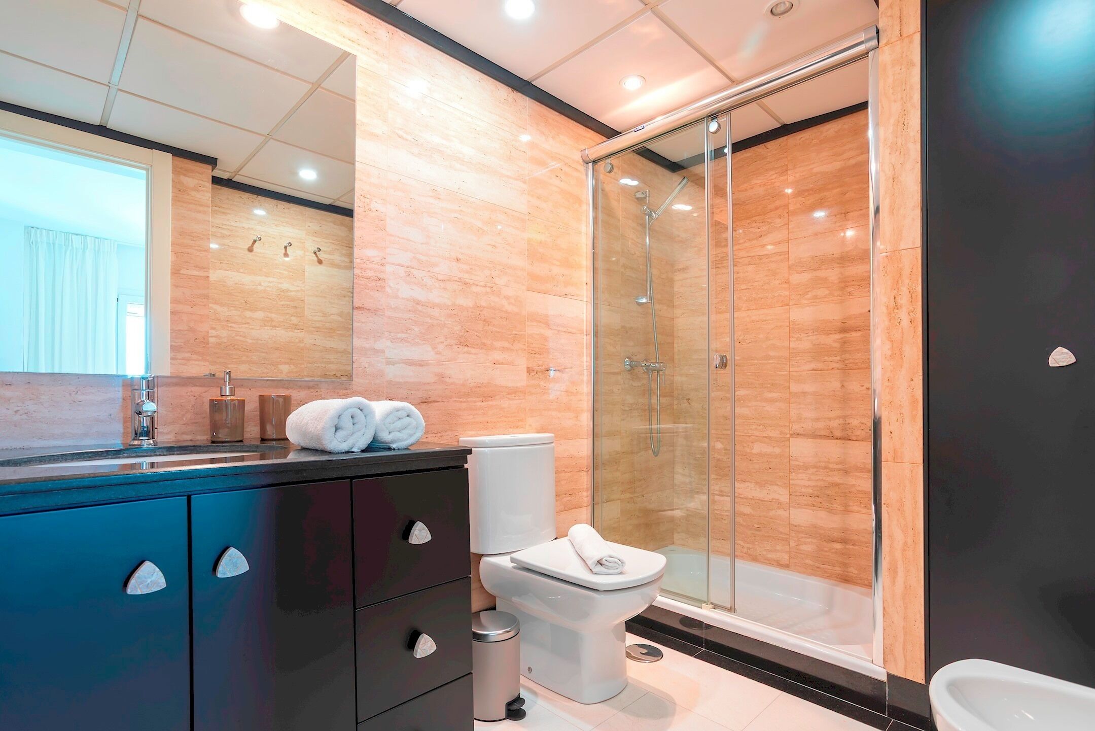 Apartamento (2 Bedrooms) | Baño | Ducha, artículos de higiene personal gratuitos, secador de pelo y bidé