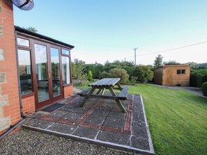 Outdoor dining - Rowan Cottage, Gravels Bank (Shrewsbury)