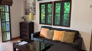 House, 1 Bedroom, Smoking, Private Pool | Ruang tamu | Buku-buku