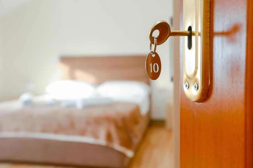 Une porte dotée d’un trou de serrure et d’une plaque portant le numéro « 10 ».
