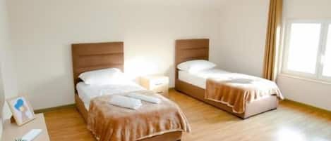 Cortinas blackout, insonorización y tabla de planchar con plancha