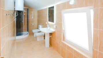 Comfort Twin Room, Balcony, City View | Bathroom