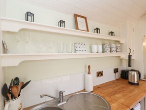 Private kitchen - Woodlands Retreat Shepherd's Hut, Laxfield (Woodbridge)
