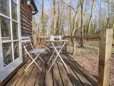 Outdoor dining. Woodlands Retreat Shepherd's Hut, Laxfield