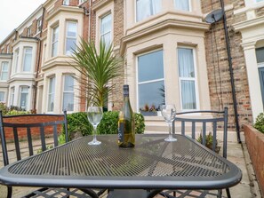 Outdoor dining - Grand View, Tynemouth (North Shields)