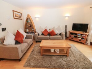 Living area - 14 Neptune House, Milford Haven (Milford Haven)