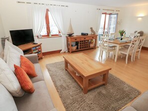 Living area - 14 Neptune House, Milford Haven (Milford Haven)