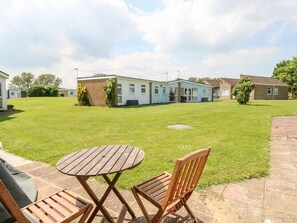 Outdoor dining - Chalet 150, Winterton-On-Sea (Great Yarmouth)
