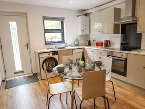 Dishwasher, highchair - The Imp's Pad, Lincoln (Lincoln)