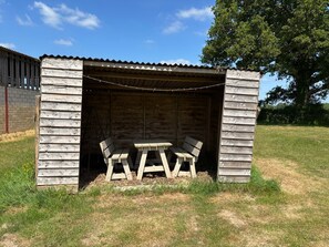 Outdoor dining - Shepherds Hut 2, Northchapel (Petworth)