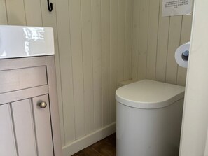 Shower - Shepherds Hut 2, Northchapel (Petworth)