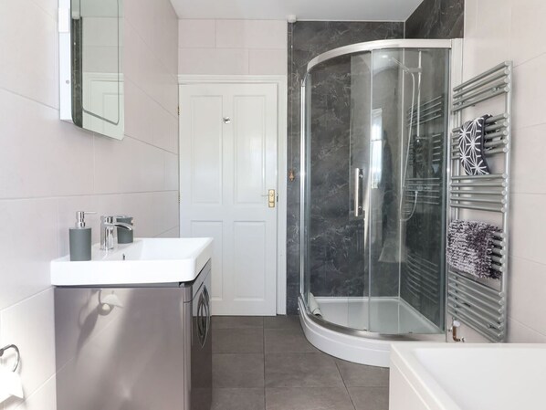 Shower - MIDDLEGATE: Cozy Ground Floor Retreat (Malton)