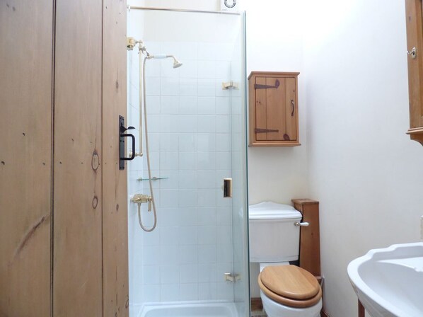 Shower - Hall End Barn, Earl Sterndale (Buxton)