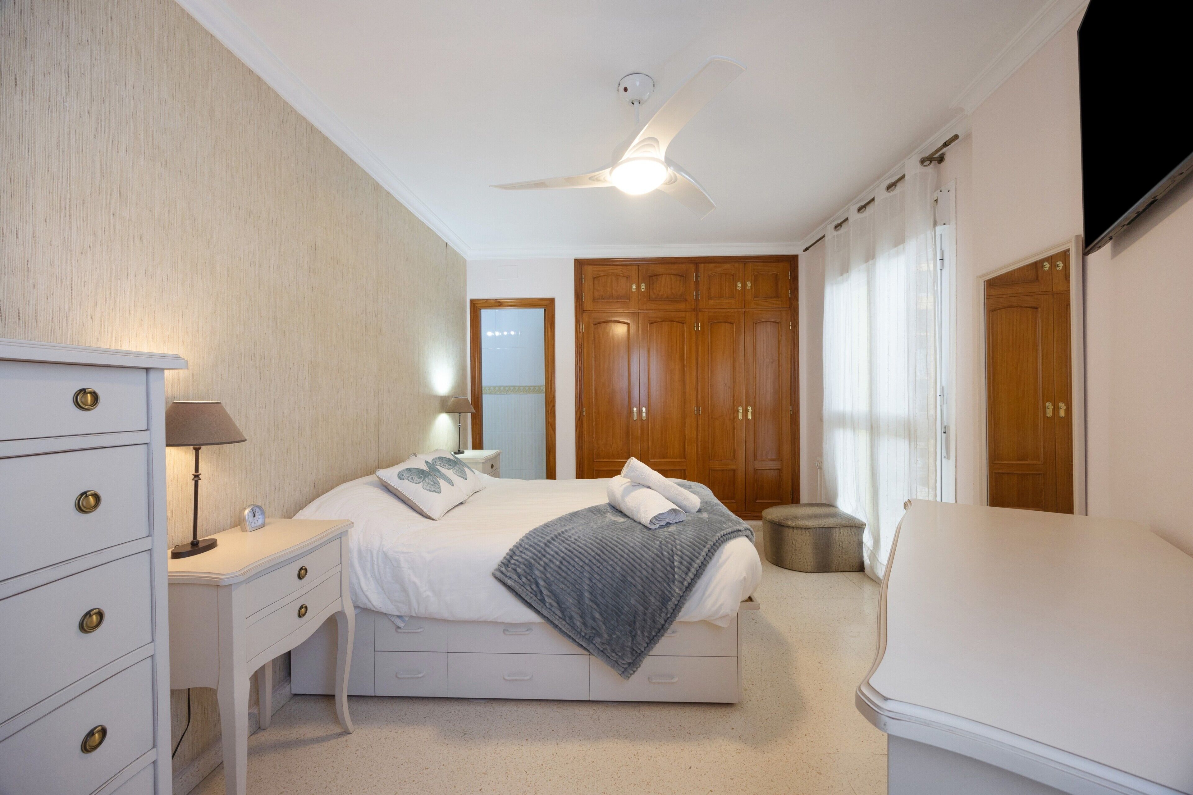 Tabla de planchar con plancha, wifi, ropa de cama
