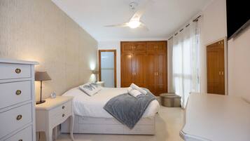 Tabla de planchar con plancha, wifi, ropa de cama