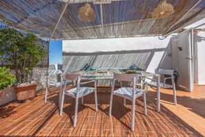 Outdoor dining - Attic Room Corina with Shared Terrace, Wi-Fi and Air Conditioning (Conil de la Frontera)