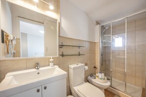 Shower, hair dryer, towels - Attic Room Corina with Shared Terrace, Wi-Fi and Air Conditioning (Conil de la Frontera)