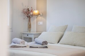 Tabla de planchar con plancha, wifi y ropa de cama 