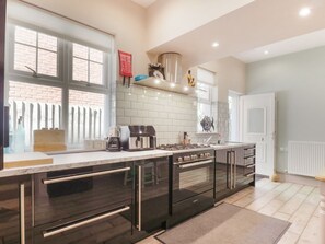 Private kitchen - Saxon Lodge Cottage, Felixstowe, Suffolk (Felixstowe)