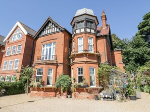 Exterior - Saxon Lodge Cottage, Felixstowe, Suffolk (Felixstowe)