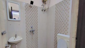 Ein Badezimmer mit Waschbecken, Toilette, Dusche und Spiegel.