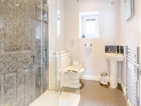 Shower - Cairns Vista, Whitby (Whitby)