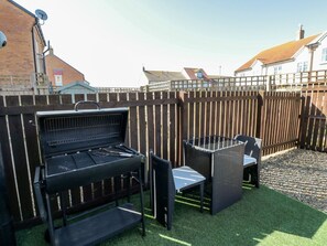 Outdoor dining - Beach House, dog friendly, Beadnell (Chathill)