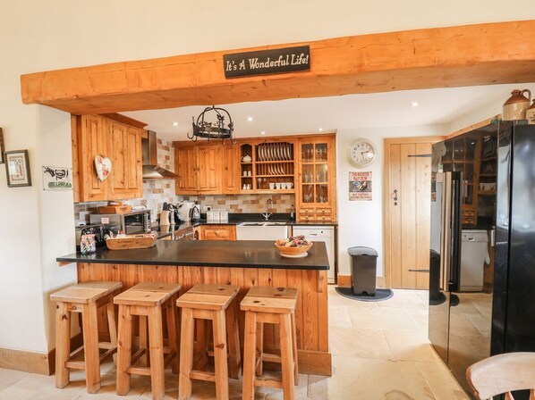 Dishwasher, high chair - The Cow Barn, Alport (Bakewell)