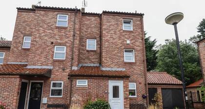 New Tower House- 10 Pear Tree Court, York