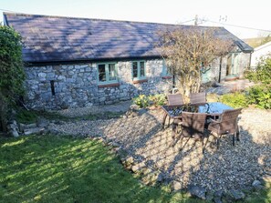 Outdoor dining - Charming Old Dairy in Scurlage (Swansea)
