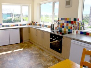 Private kitchen - The Farmhouse, Newborough (Llanfairpwllgwyngyll)