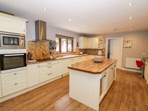 Private kitchen - Meadowfall at Shatterford Lakes, Shatterford (Bewdley)