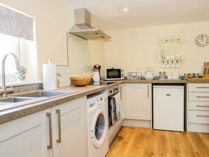 Private kitchen - Charming Woodpecker Lodge Retreat (Langport)